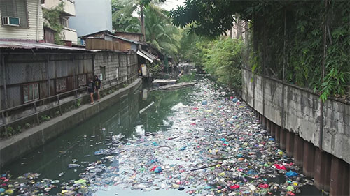 清理河流塑料垃圾